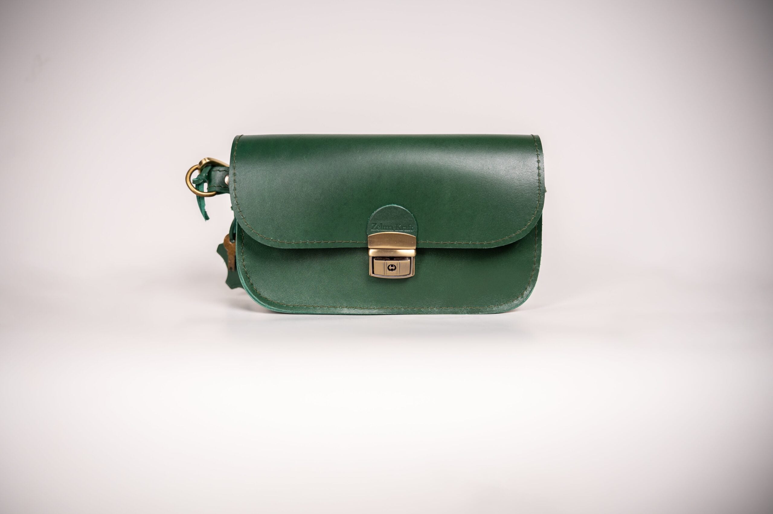 Sac selle mini en cuir naturel vert, vue éditoriale